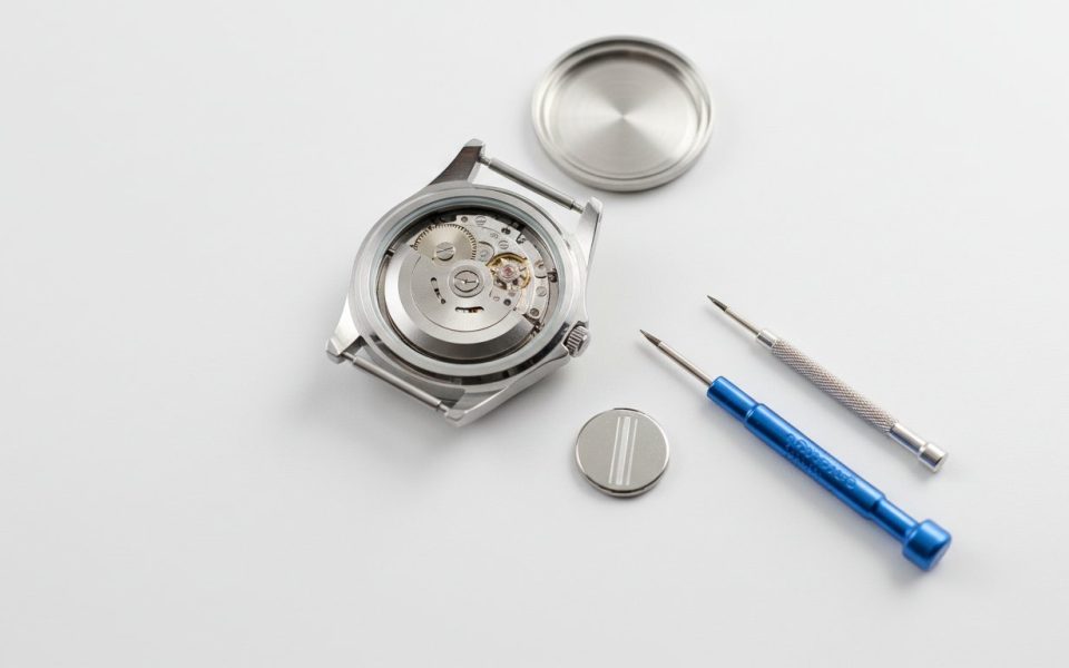 Changer pile montre - vue d'une montre quartz ouverte avec sa pile bouton